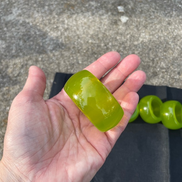 Lime green resin napkin rings - Picture 3 of 3